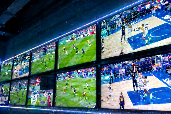 多屏幕显示不同足球和篮球比赛的高清直播画面